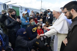 Pausbezoek aan vluchtelingen op Lesbos