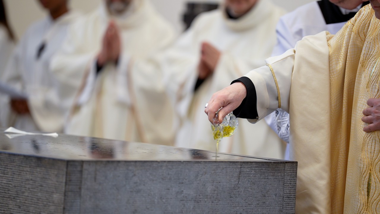 Een kerkwijding: Van gewoon gebouw naar heilige plaats