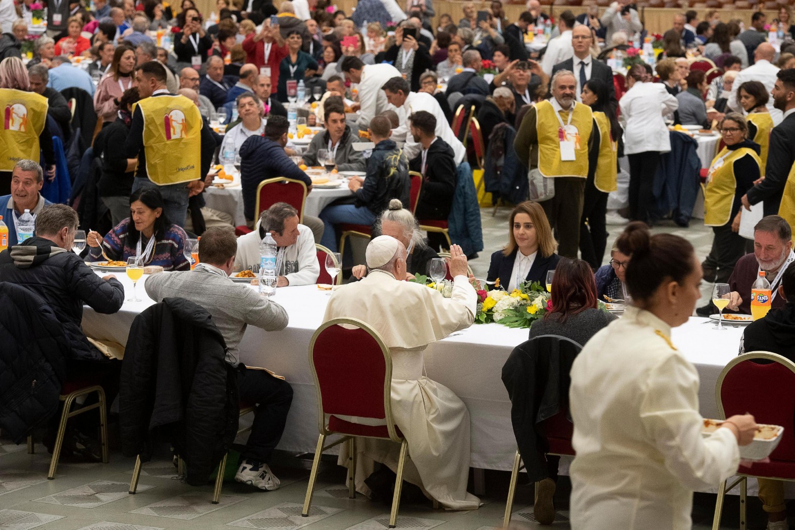 ‘Haast je niet’: paus luncht met armen