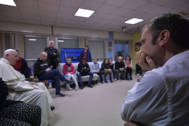 Paus Franciscus op ziekenbezoek in Rome