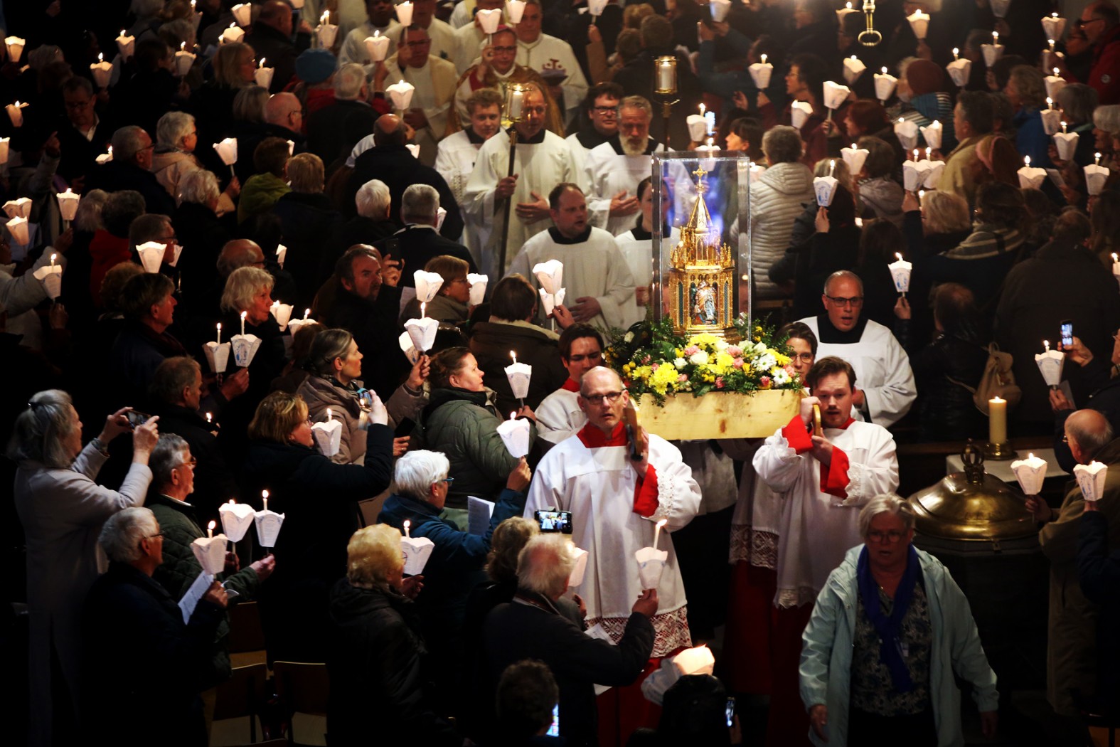 FOTOVERSLAG Rondgang reliek heilige Bernadette