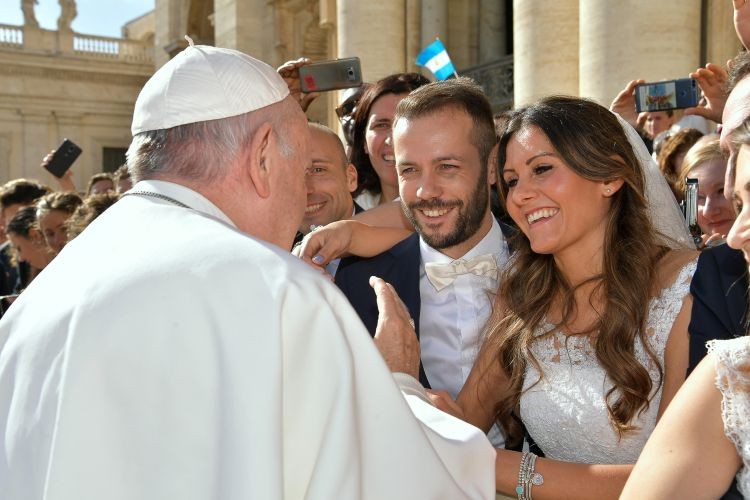 Paus: ‘Liefde is trouw, ruimhartig en vruchtbaar’