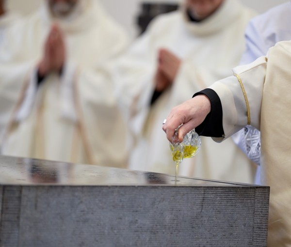 Een kerkwijding: Van gewoon gebouw naar heilige plaats