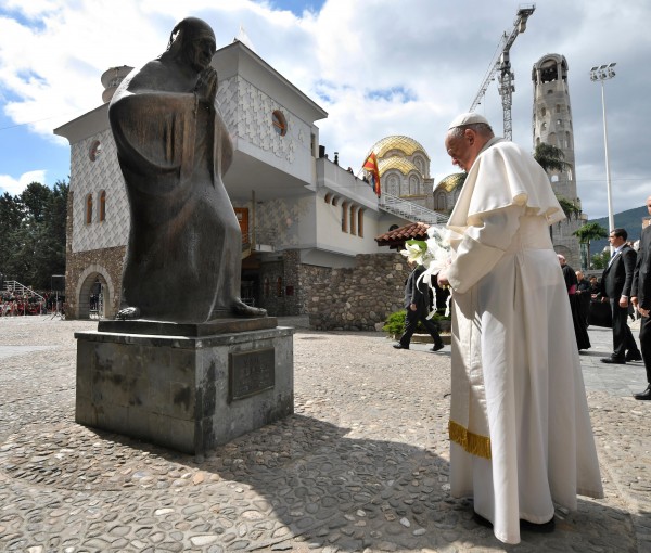 Paus Franciscus bezoekt geboorteplaats heilige Moeder Teresa