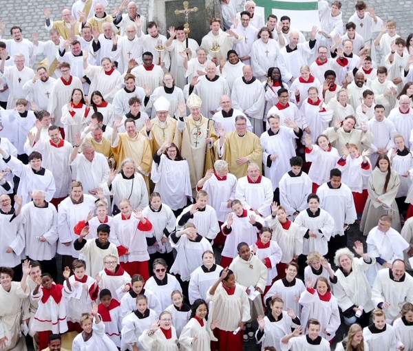 Honderden misdienaars en acolieten in ‘kleine Sint Pieter’