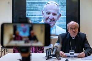 Livestream persontmoeting met Mgr. Van den Hende na overlijden paus