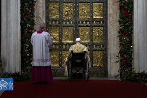 Paus Franciscus opent de Heilige Deur van de Sint Pieter