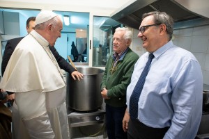 Paus Franciscus opent paleis voor de armen