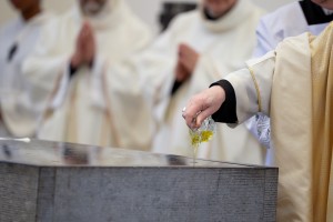 Een kerkwijding: Van gewoon gebouw naar heilige plaats