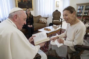Paus staat stil bij herdenking Holocaust
