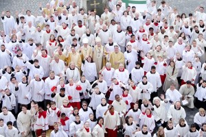 Honderden misdienaars en acolieten in ‘kleine Sint Pieter’